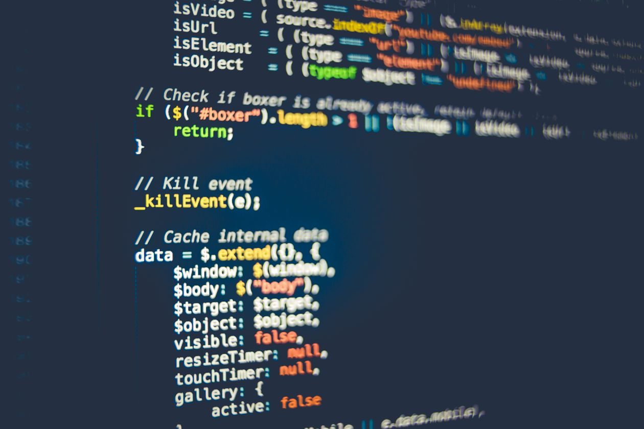 Código-fonte colorido numa tela de computador, com um objeto de dados estruturado em campos